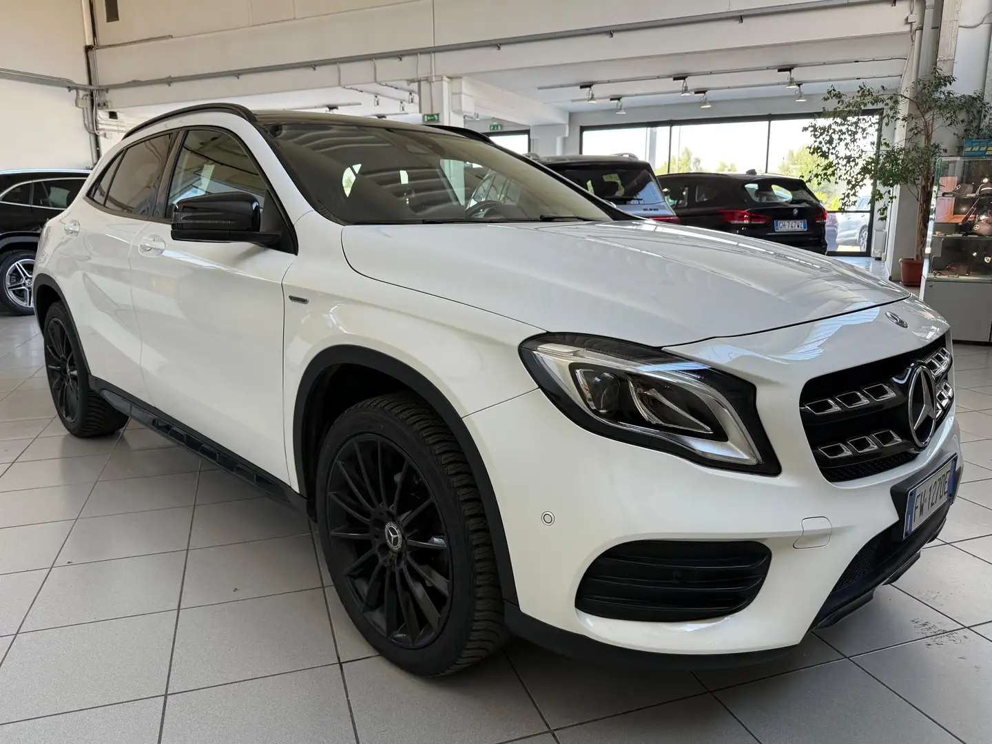 Mercedes-Benz GLA 200 200d Night Edition auto!FULL OPTIONAL!LUCI AMBIENT Blanco - 1