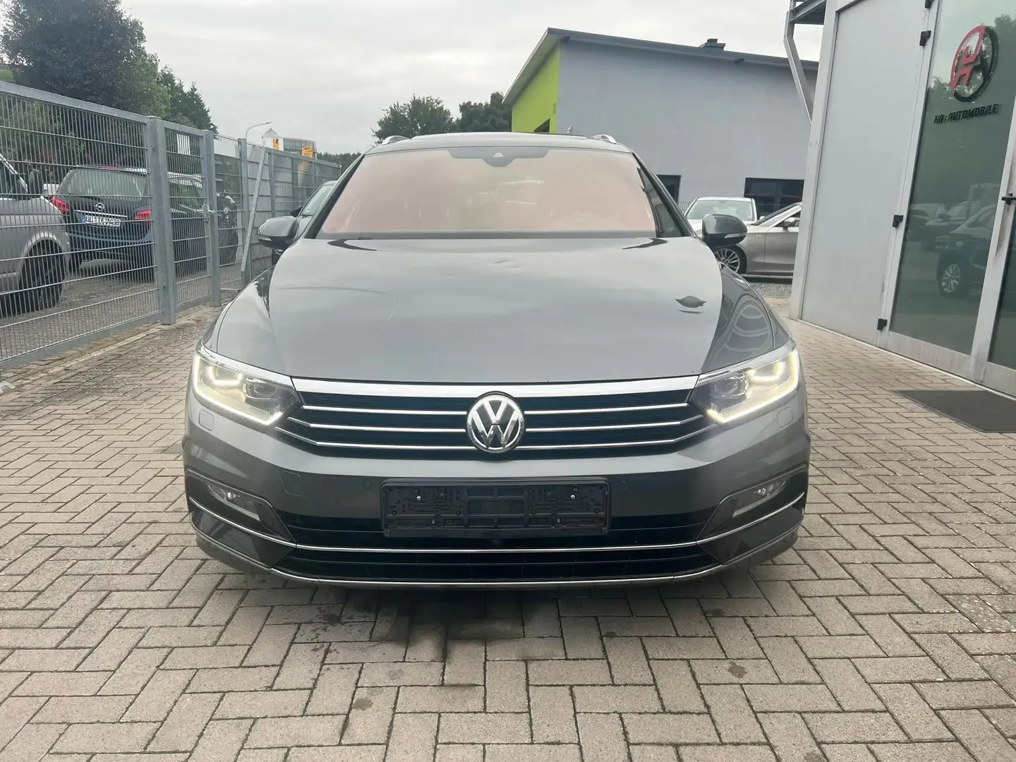Volkswagen Passat Variant Highline R-Line 4Motion Grau - 2