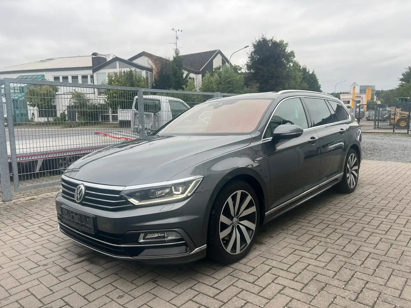 Volkswagen Passat Variant Highline R-Line 4Motion Grau - 1