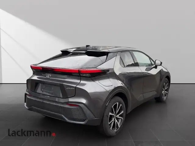 Toyota C-HR view 4