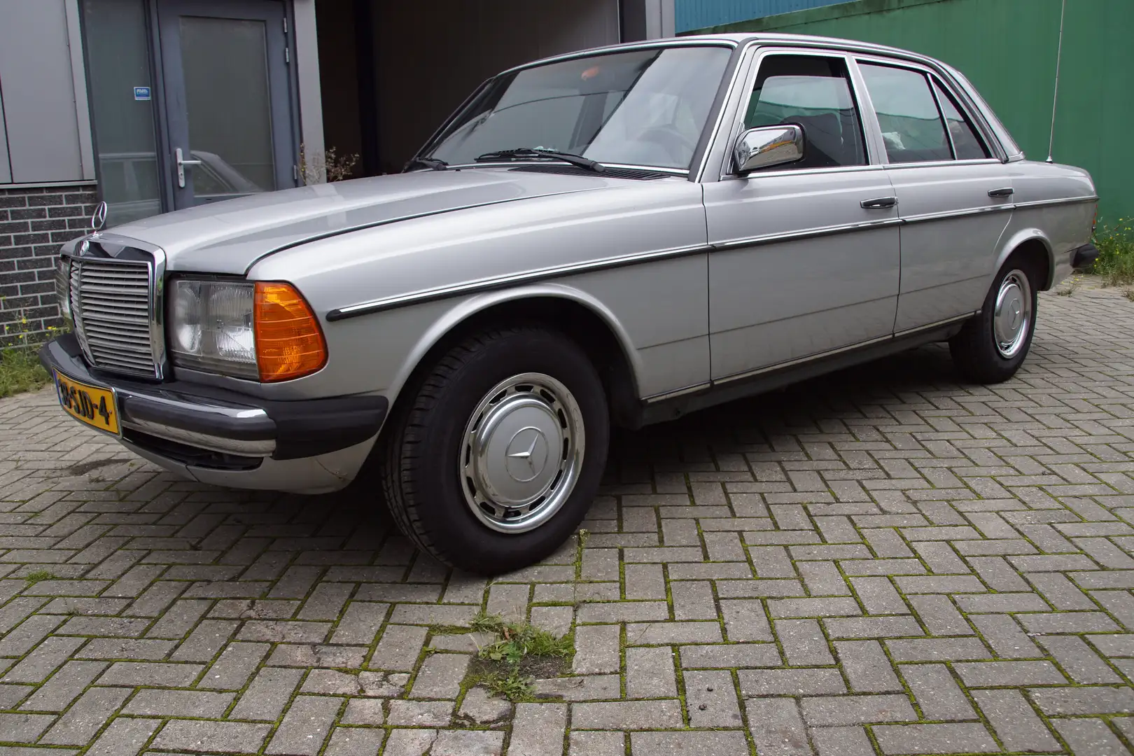 Mercedes-Benz 230 E Srebrny - 1