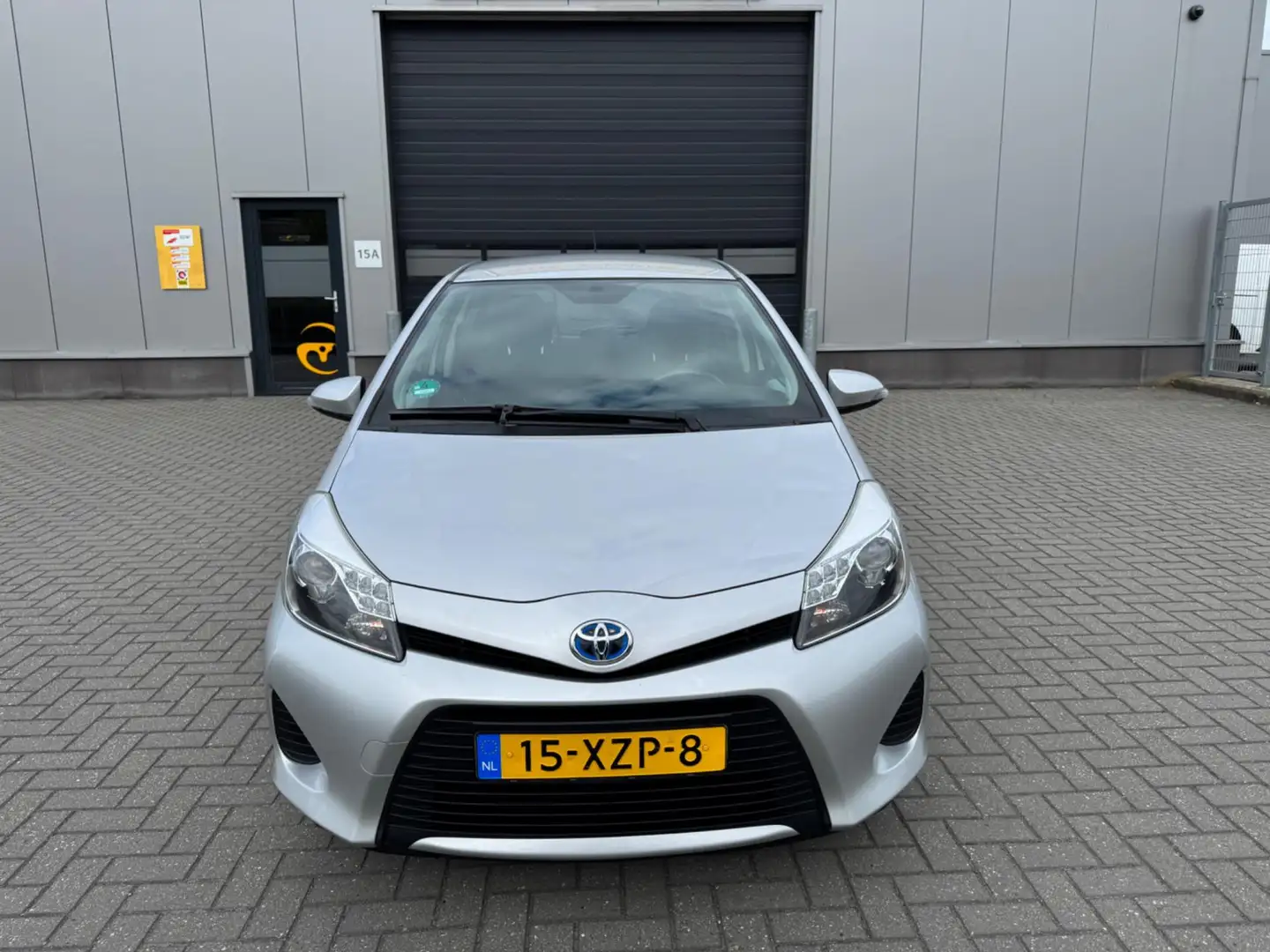 Toyota Yaris 1.5 Full Hybrid Aspiration Grau - 2