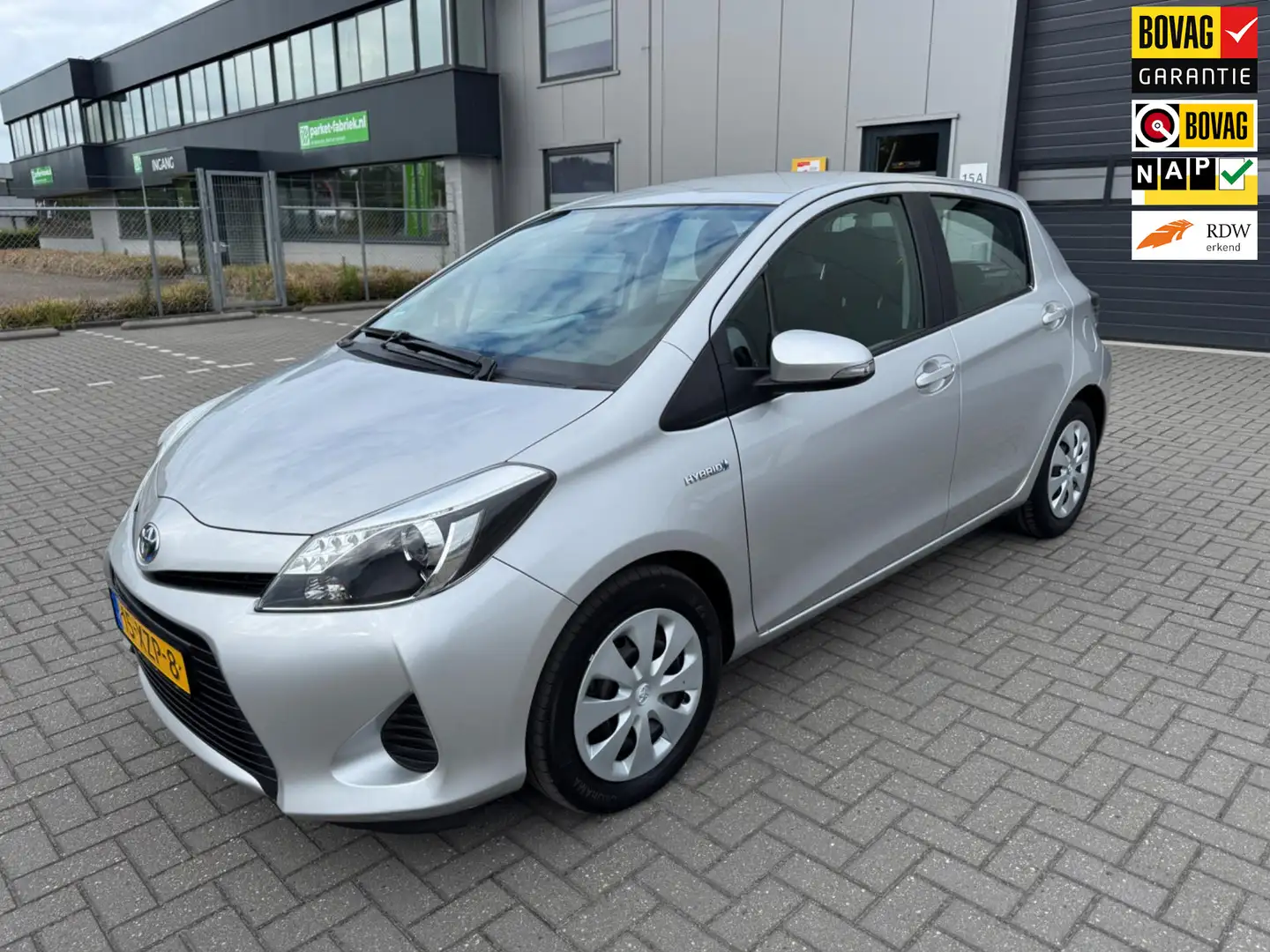Toyota Yaris 1.5 Full Hybrid Aspiration Grau - 1