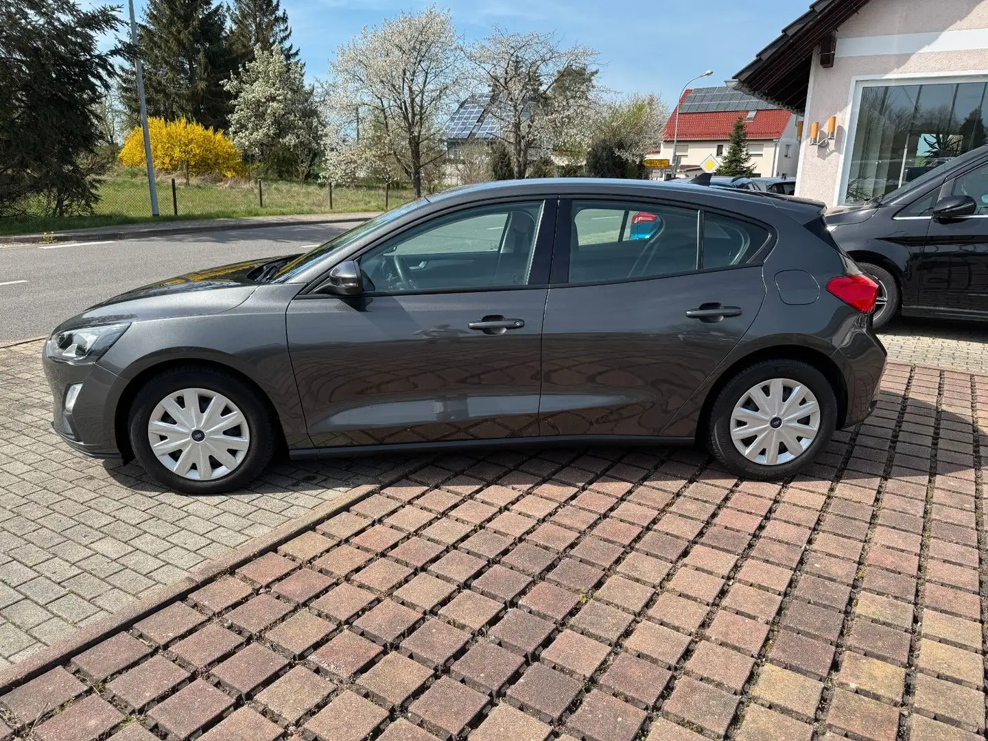 Ford Focus Lim. Trend mit guter Ausstattung Grijs - 2