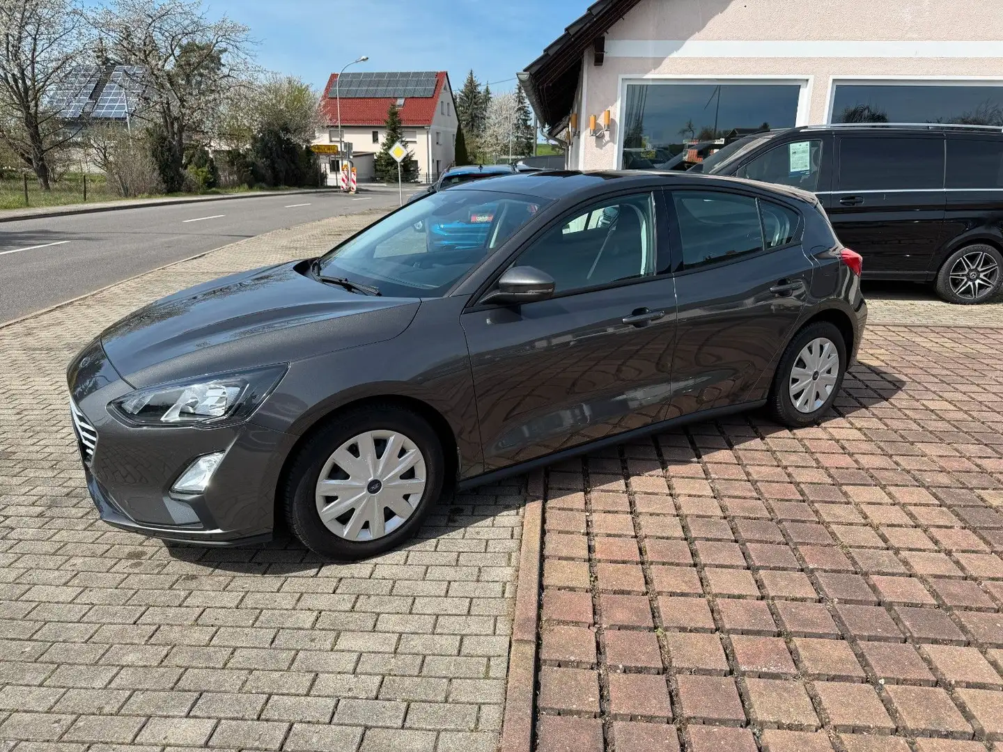 Ford Focus Lim. Trend mit guter Ausstattung Grijs - 1