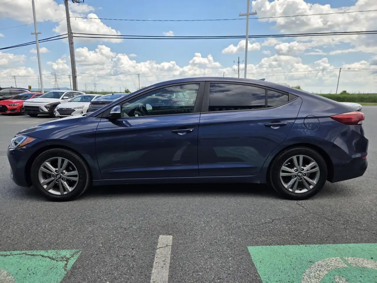 Hyundai ELANTRA photo Hyundai ELANTRA
