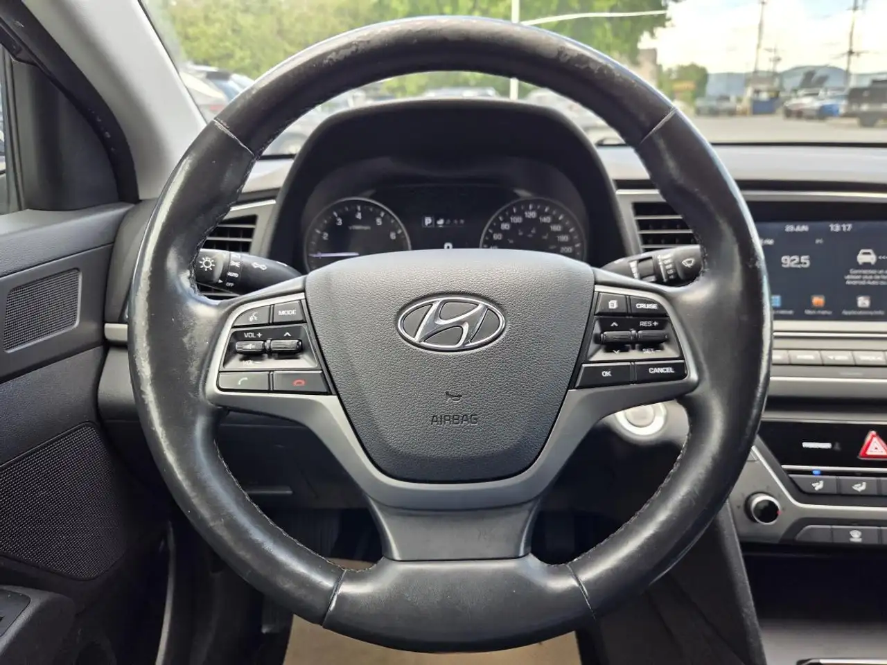 Hyundai ELANTRA photo Hyundai ELANTRA