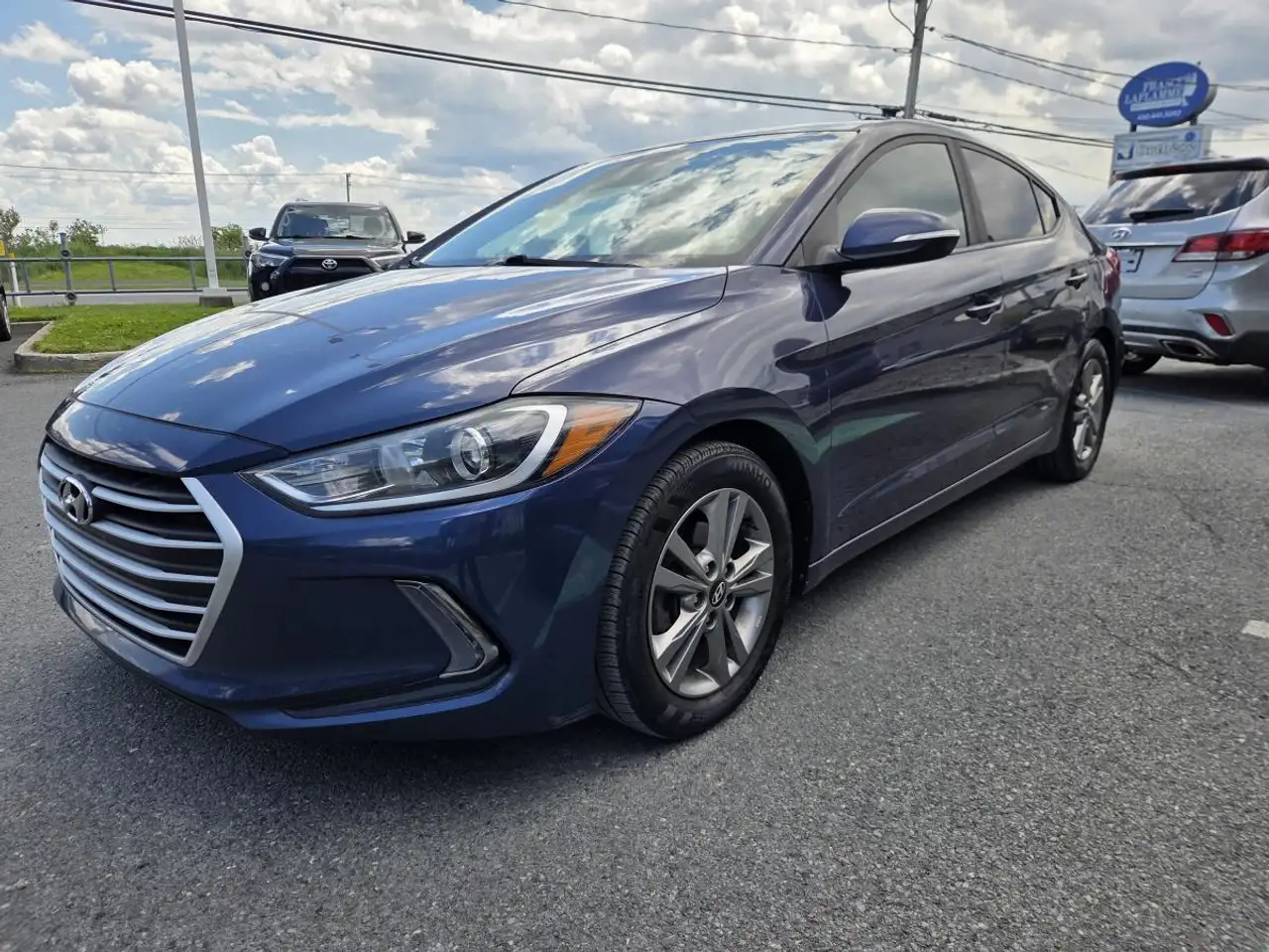 Hyundai ELANTRA photo Hyundai ELANTRA