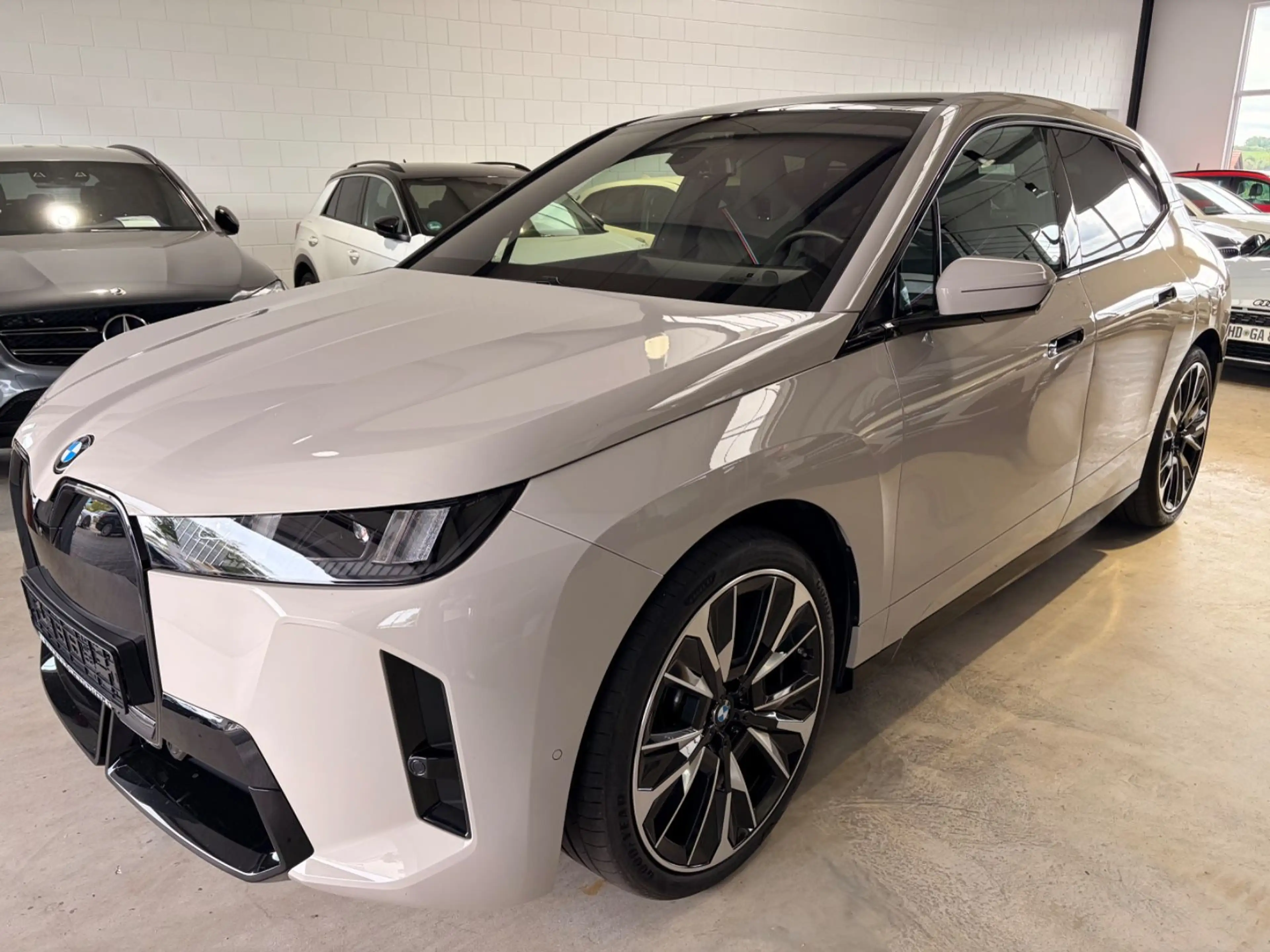 BMW iX xDrive45 MSportPro PanSkyDAch neu 111.565,- € — photo 10