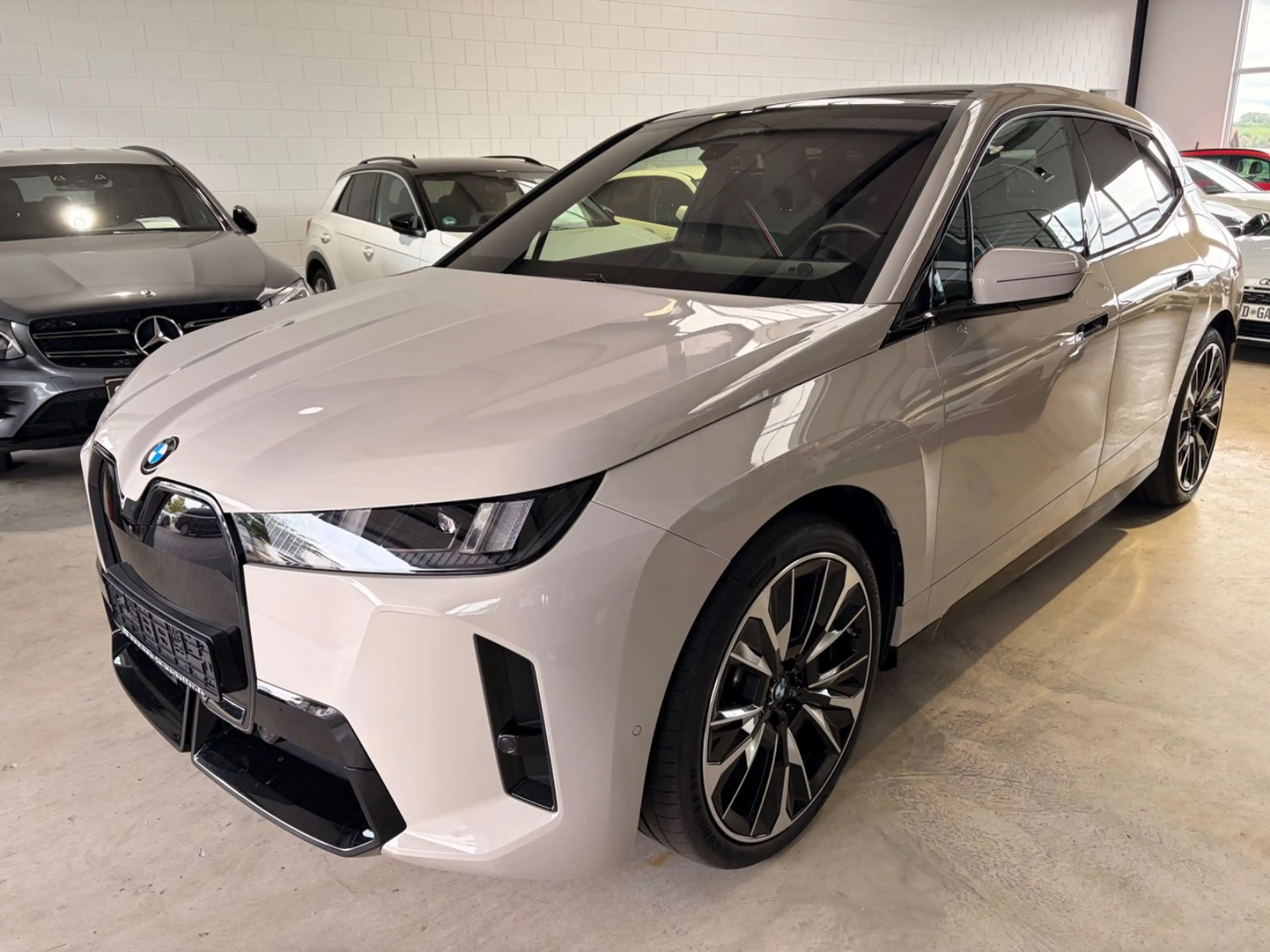BMW iX xDrive45 MSportPro PanSkyDAch neu 111.565,- € — photo 11