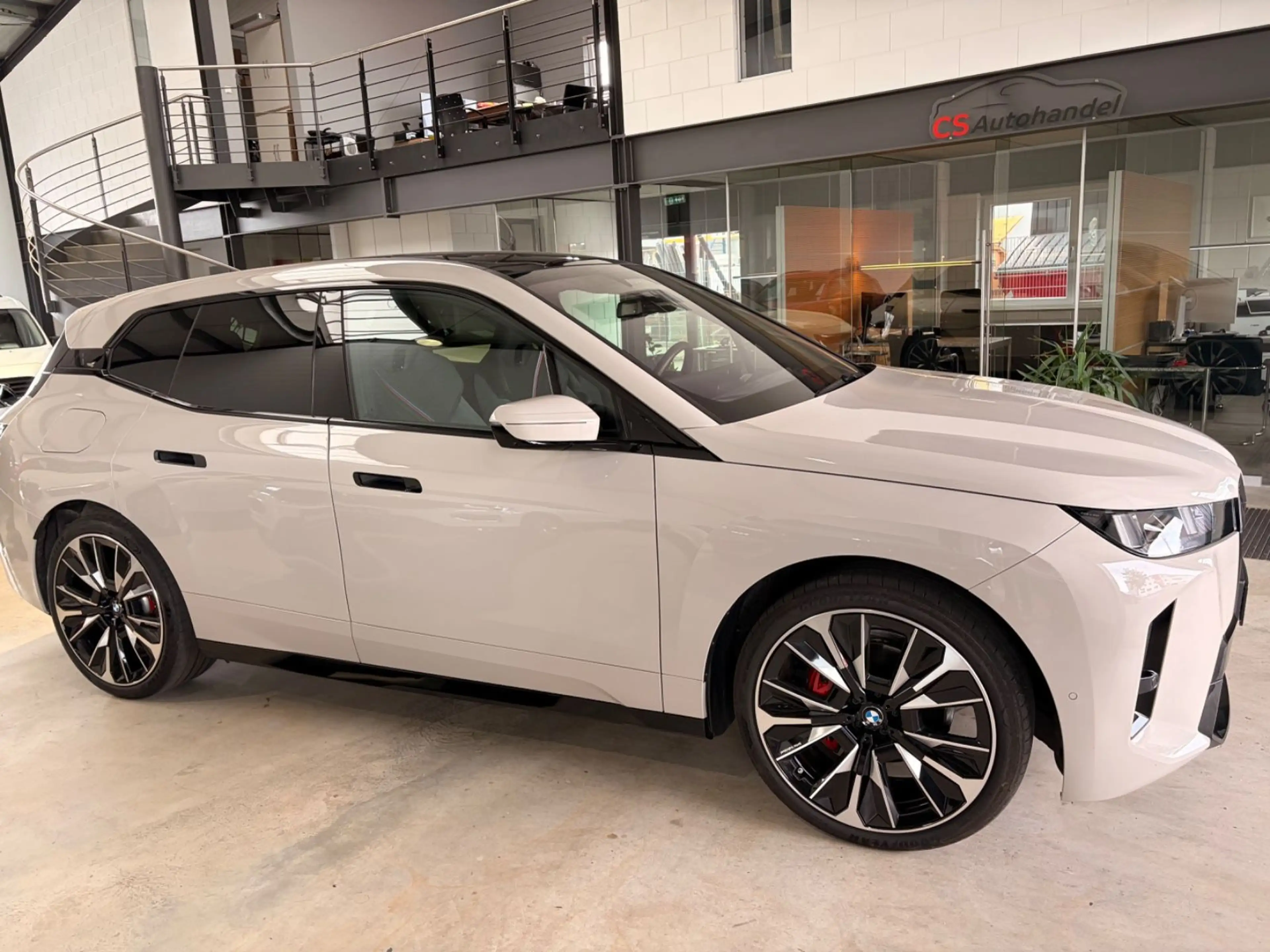BMW iX xDrive45 MSportPro PanSkyDAch neu 111.565,- € — photo 15