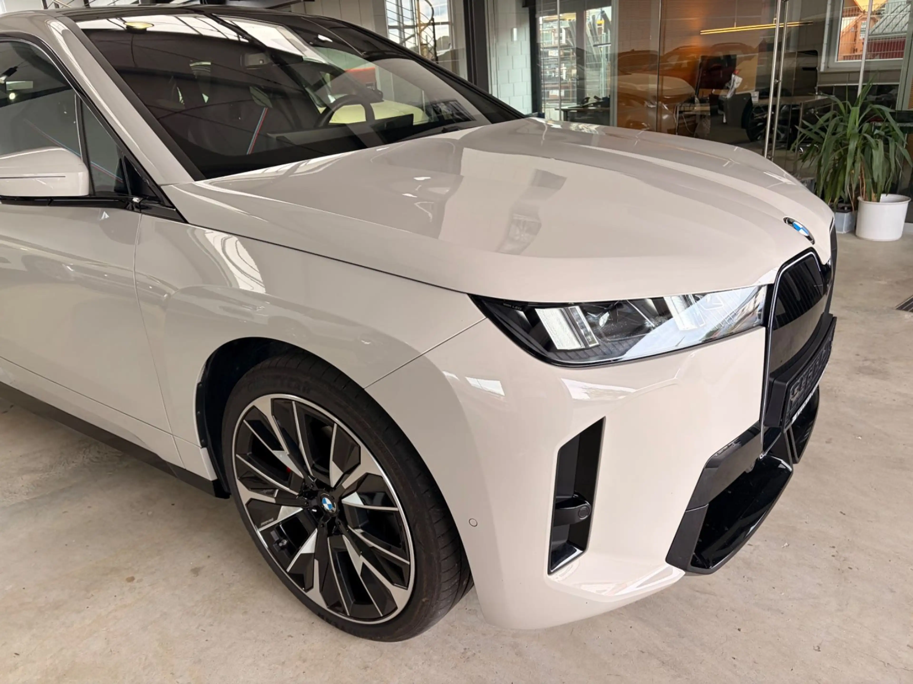 BMW iX xDrive45 MSportPro PanSkyDAch neu 111.565,- € — photo 8