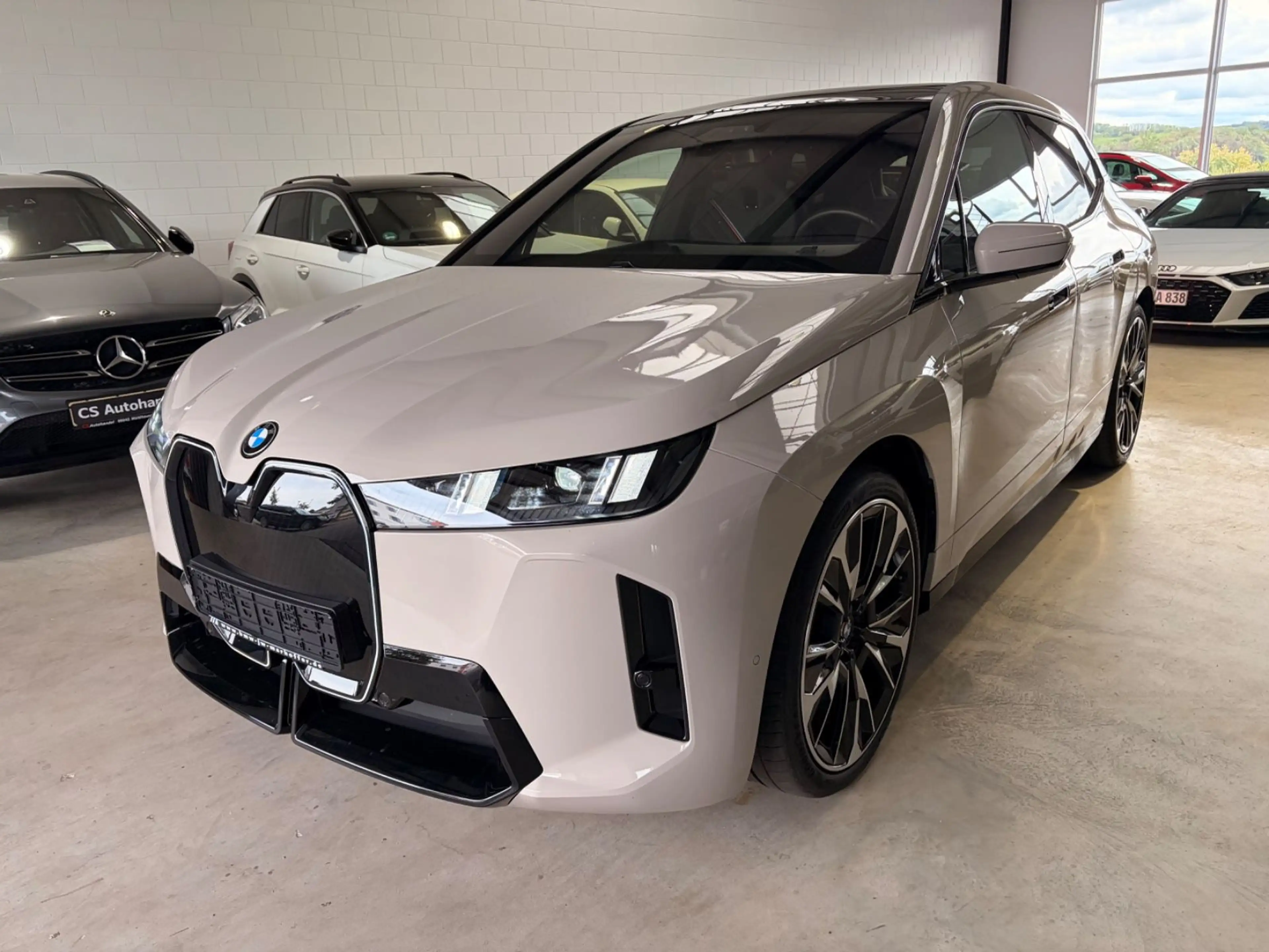 BMW iX xDrive45 MSportPro PanSkyDAch neu 111.565,- € — photo 9