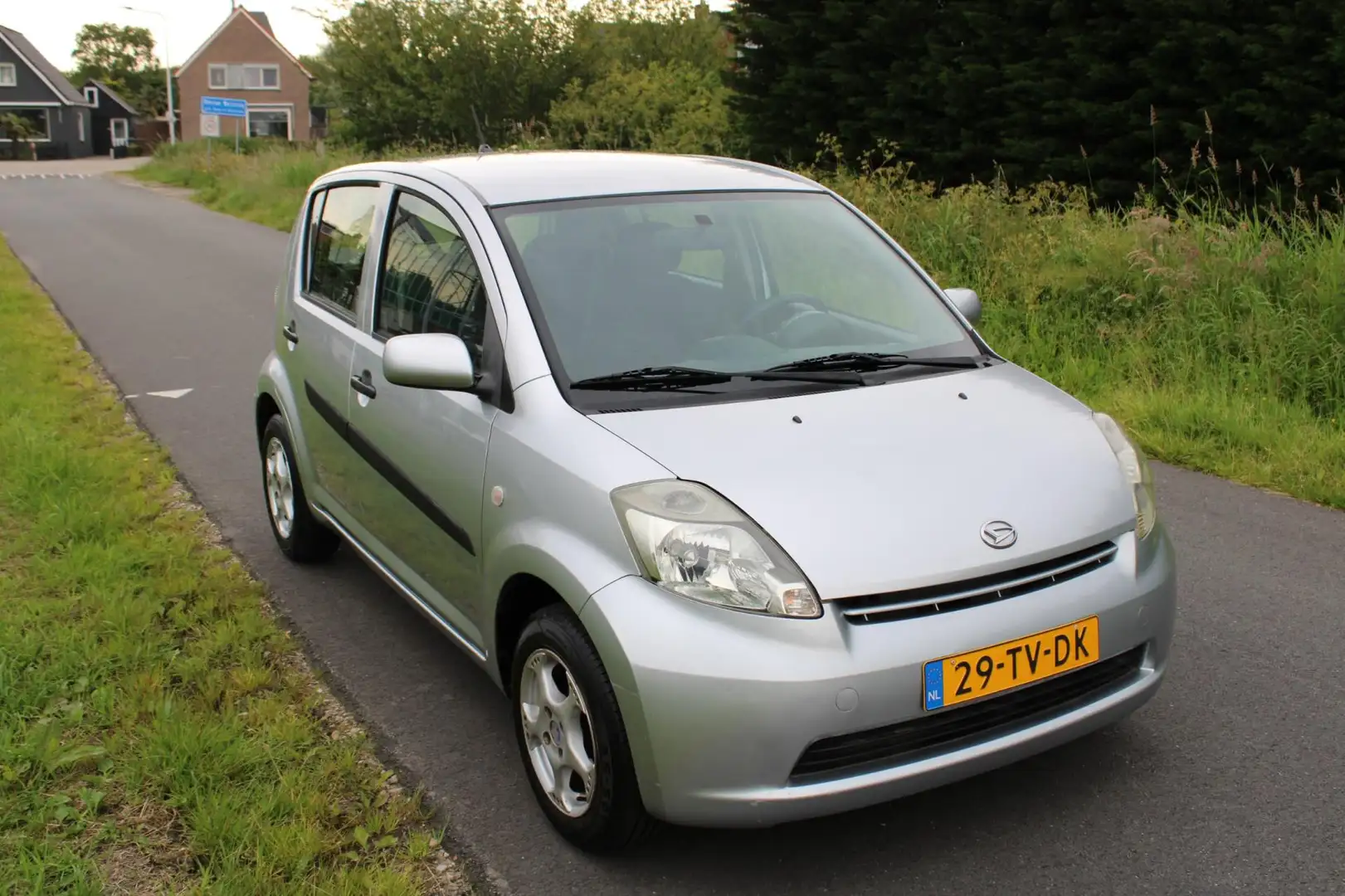 Daihatsu Sirion 2 1.0-12V Trend 5 Drs siva - 2