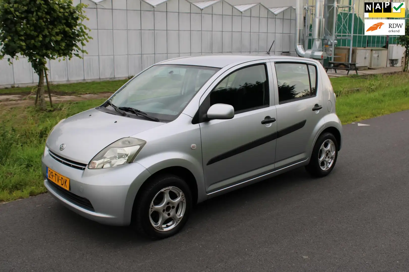 Daihatsu Sirion 2 1.0-12V Trend 5 Drs siva - 1