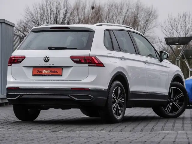 Volkswagen Tiguan view 3