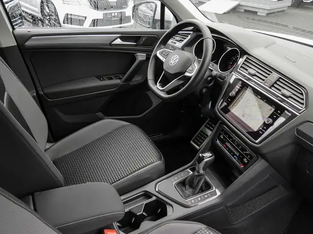 Volkswagen Tiguan view 4
