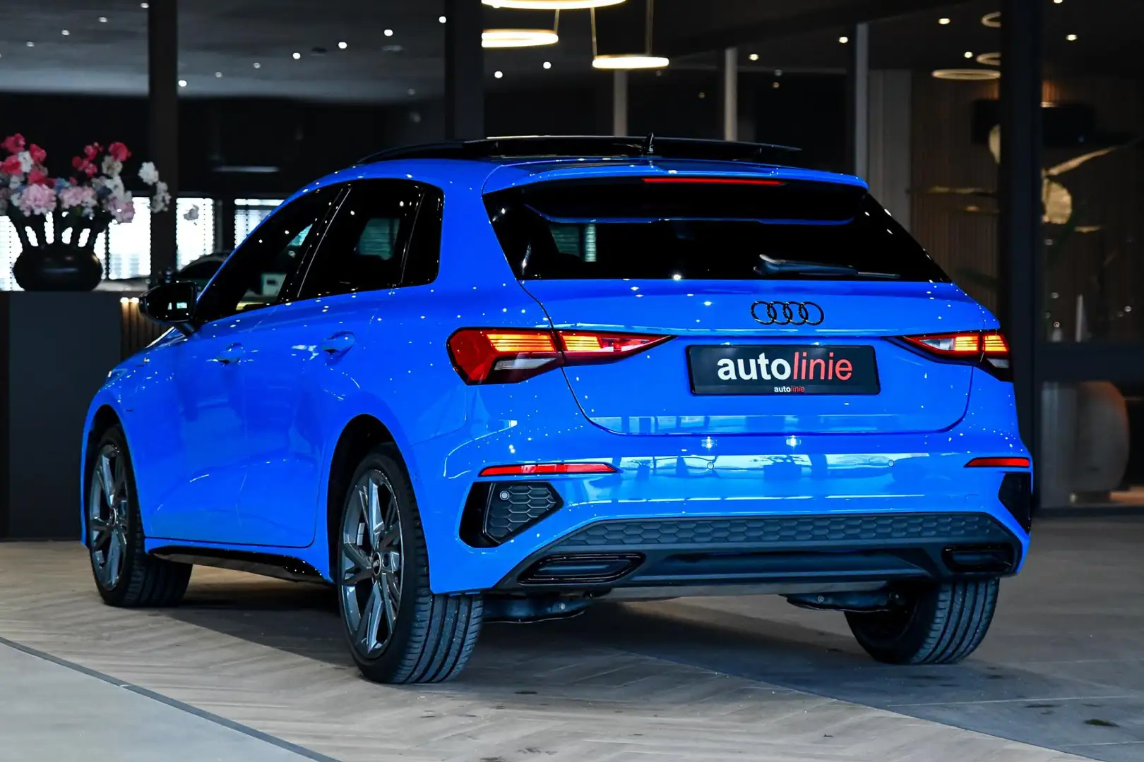 Audi A3 Sportback 45 TFSI e 3x S-Line Competition. Pano, A Blau - 2