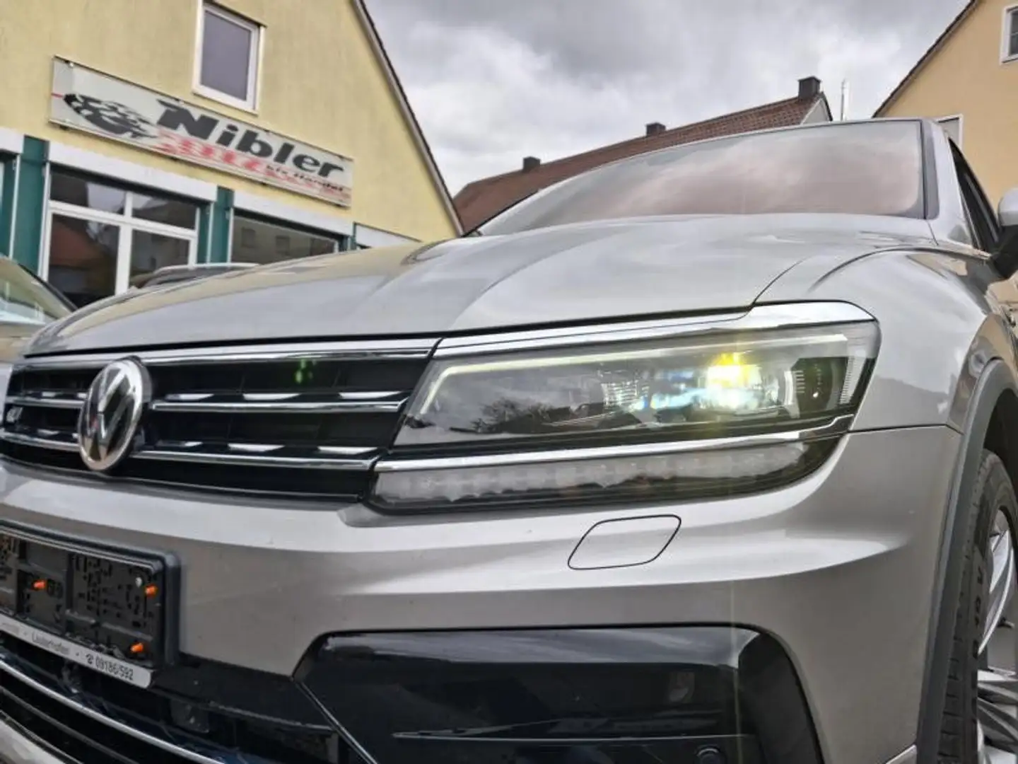 Volkswagen Tiguan 2,0 TDI R-Line 4M. LED+AHK+VIRTUAL+1.HAND Silber - 1
