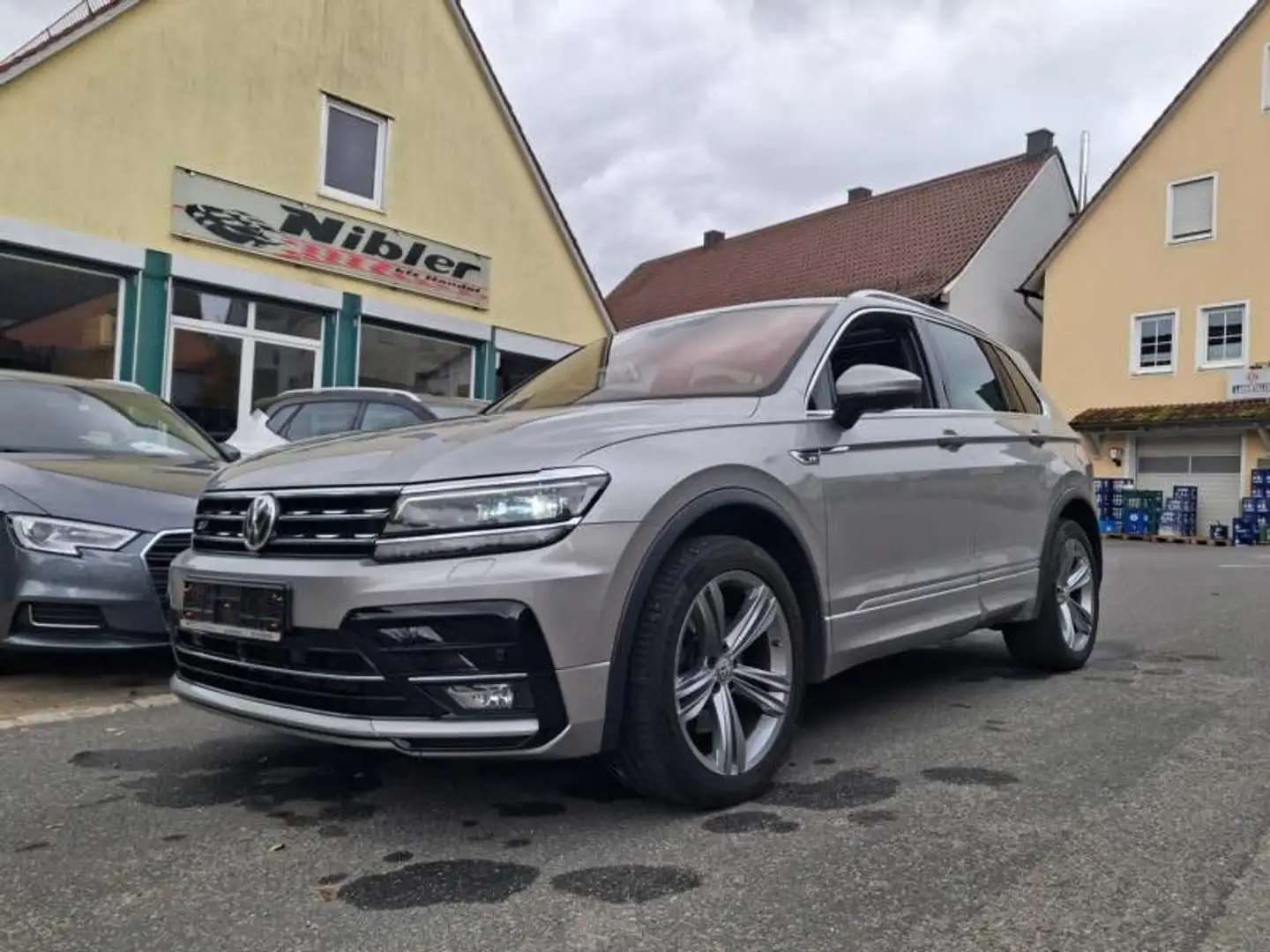 Volkswagen Tiguan 2,0 TDI R-Line 4M. LED+AHK+VIRTUAL+1.HAND Silber - 2