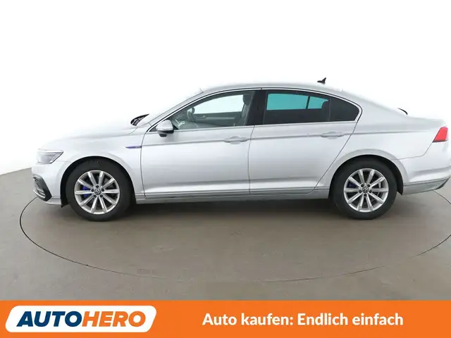 Volkswagen Passat view 3