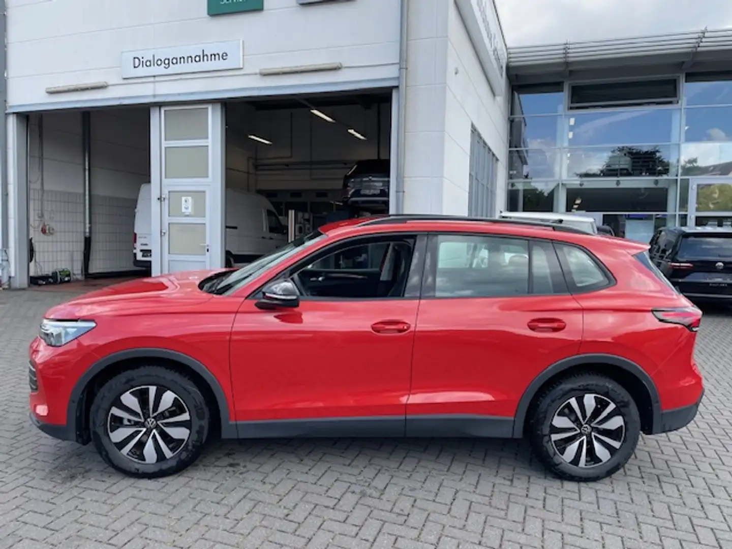 Volkswagen Tiguan 1.5 eTSI DSG Goal R-Kamera AHK ACC SideAssist N... Rot - 2