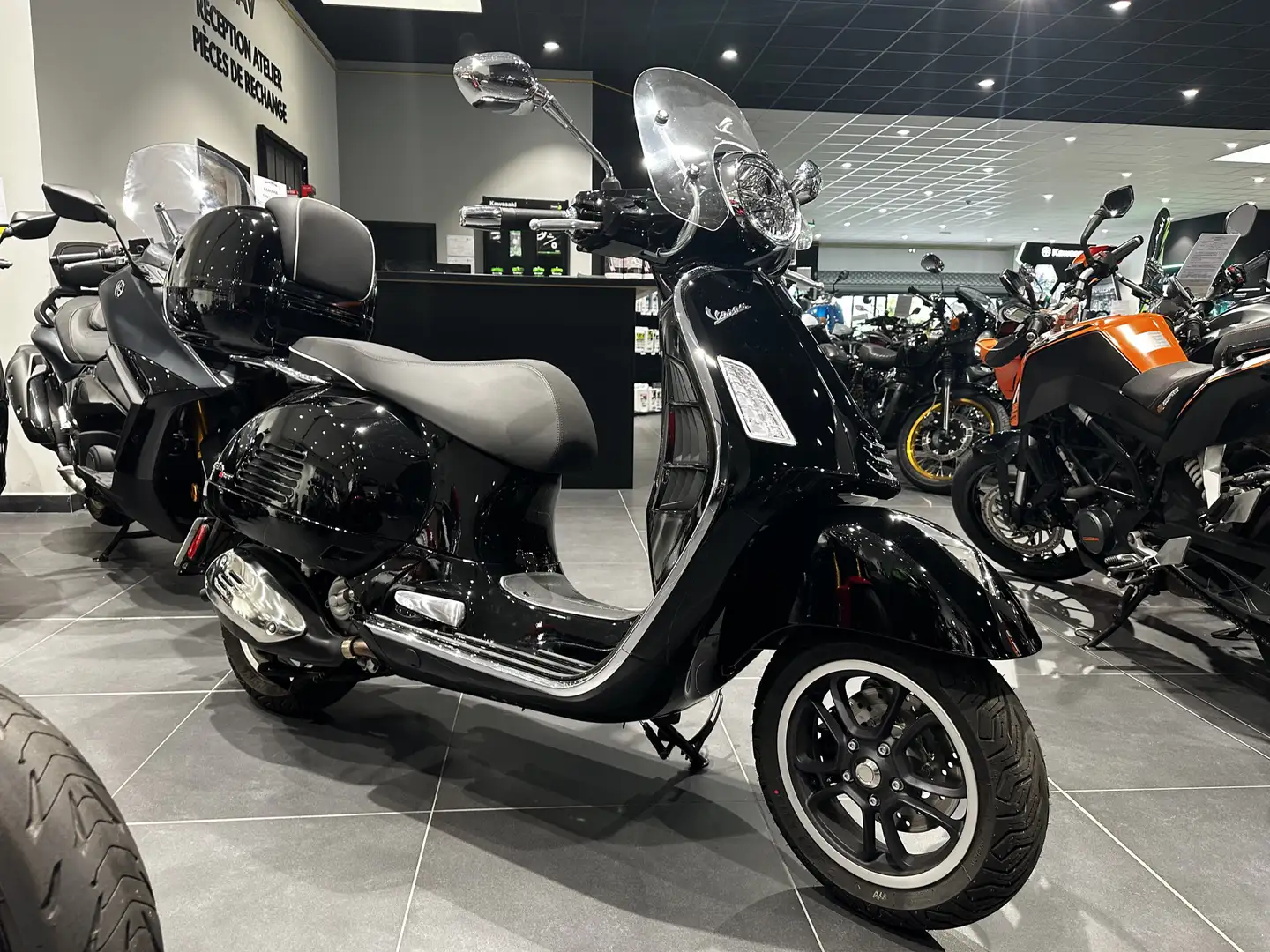 Vespa GTS 300 Nero - 1