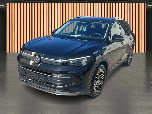 Volkswagen Tiguan view 2