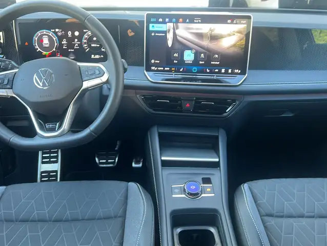 Volkswagen Tiguan view 3