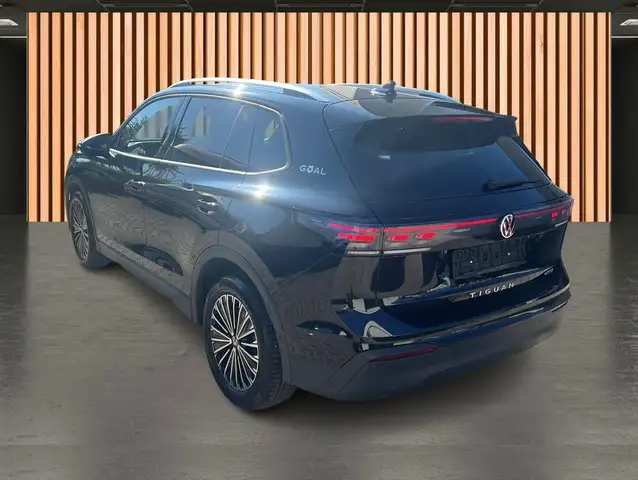 Volkswagen Tiguan view 4