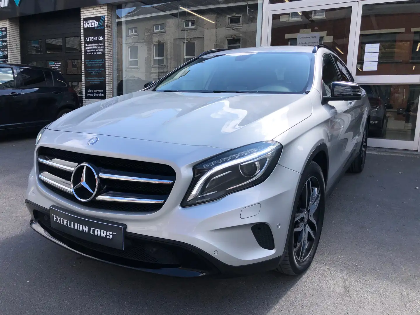 Mercedes-Benz GLA 200 d Pack-Sport Gps Xénon Semi Cuir Jante Euro6B Gris - 1