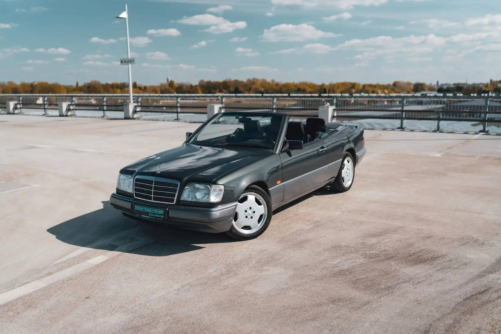 Mercedes-Benz E 300 CE-24 Cabrio*AMG*Sportgetriebe*H-Zulassung Czarny - 1