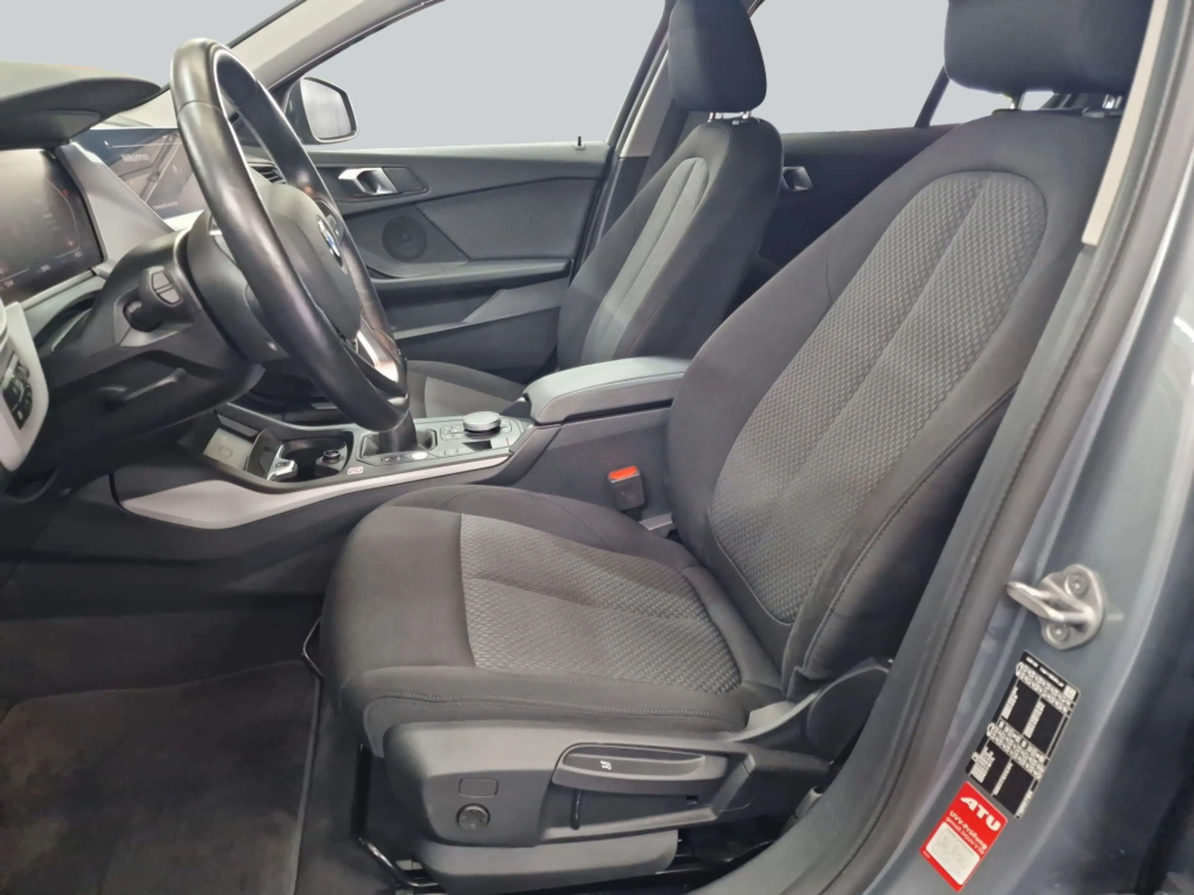 BMW 118 i Advantage LED Navi Sitz- und Lenkradheizung — photo 11