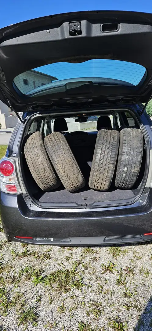 Toyota Verso Verso 1,6 D-4D Active Active Grau - 1