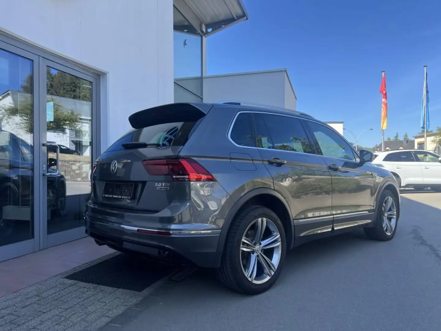 Volkswagen Tiguan Highline 2.0 TDI 4 Motion DSG Grijs - 2