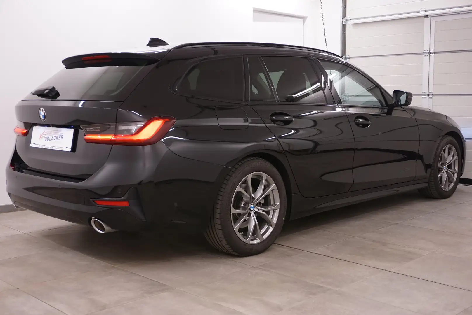 BMW 320 d Sport Line // Kamera // Abstandstempomat // Schwarz - 2