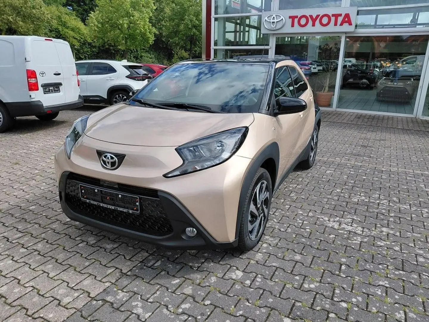 Toyota Aygo X Teamplayer Beige - 1