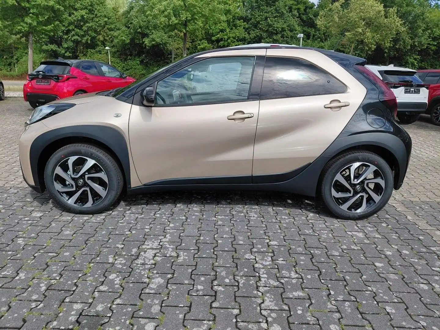 Toyota Aygo X Teamplayer Beige - 2
