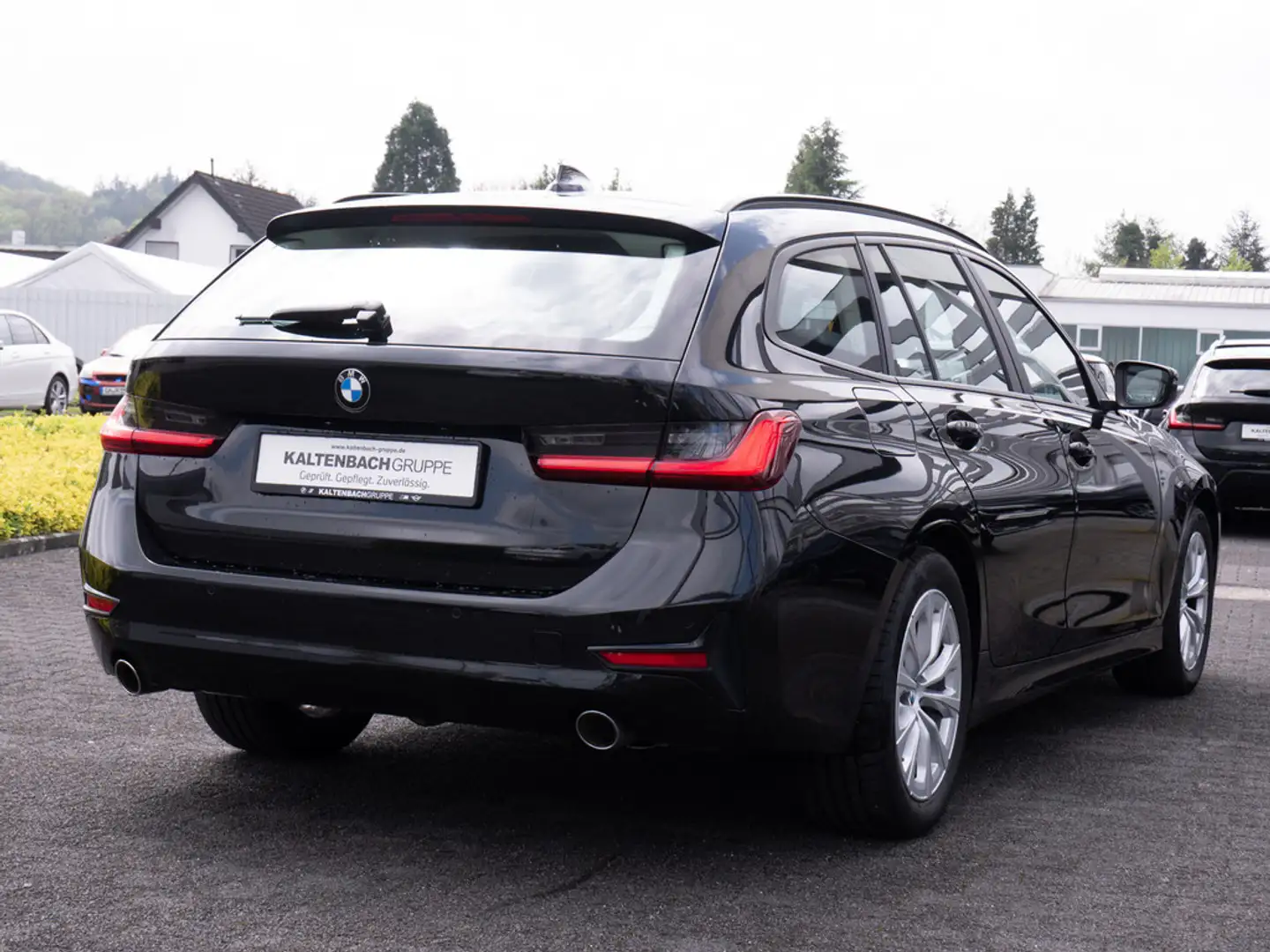 BMW 318 d Touring AHK LED SCHEINWERFER NAVI SHZ Schwarz - 2