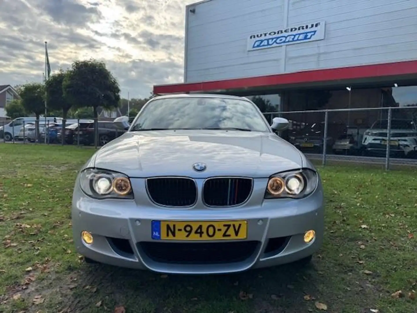 BMW 130 1-serie 130i M-SPORT ULTIMATE EDITION/AUTOMAAT/F1/ Gri - 2