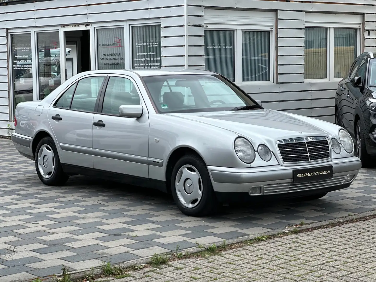 Mercedes-Benz E 200 Classic Limousine Neu Tüv! Срібний - 1