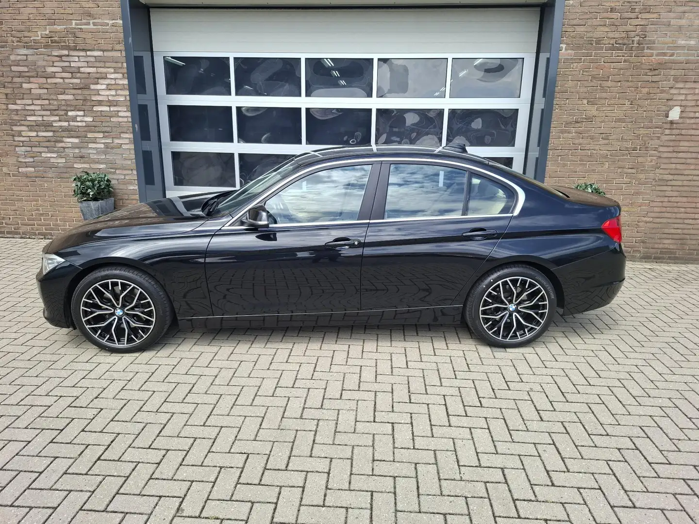 BMW 328 3-serie 328i High Executive Schwarz - 2