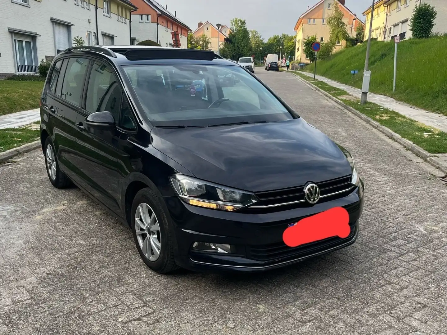 Volkswagen Touran 1.6 TDi SCR Highline Zwart - 2