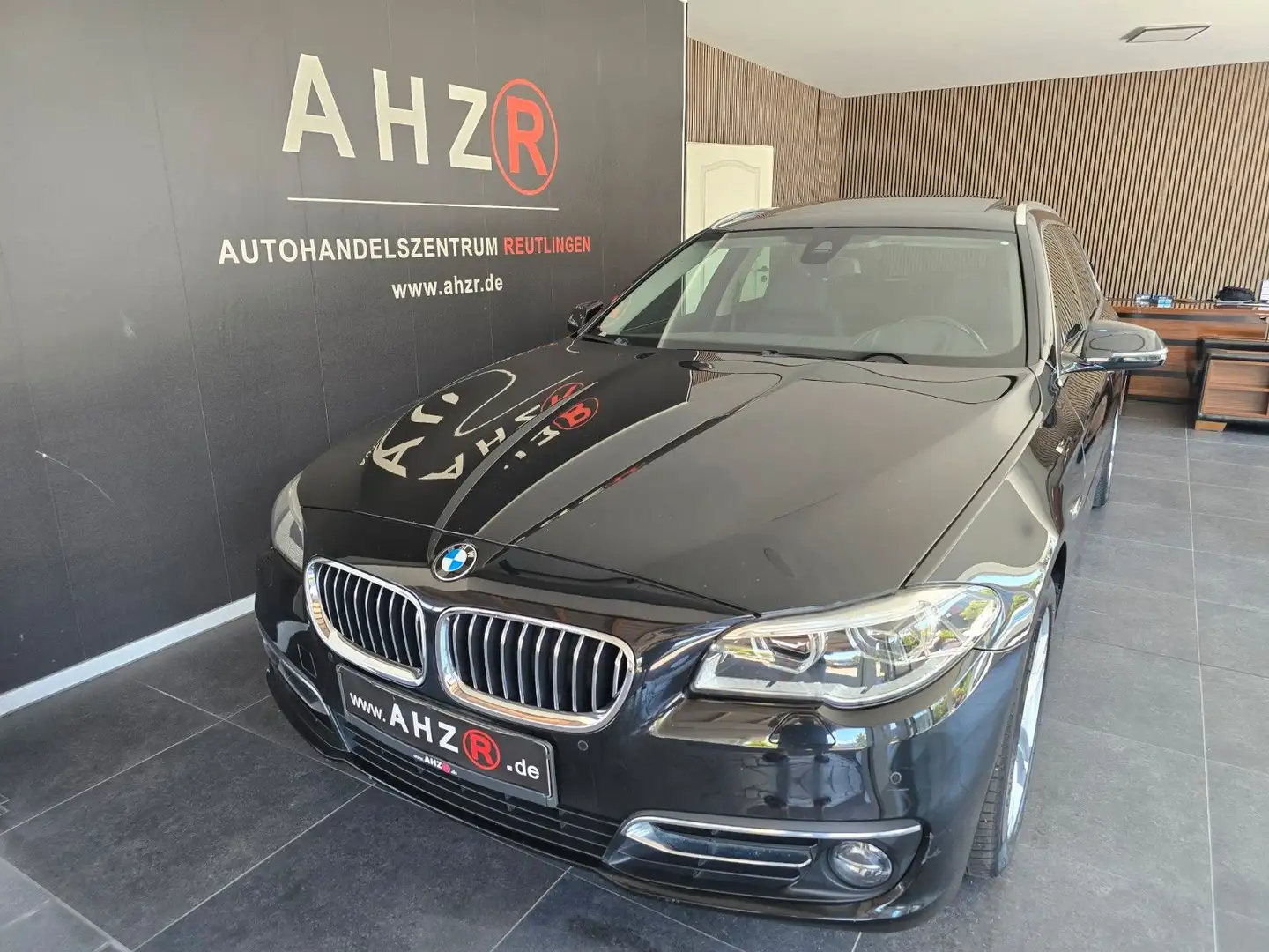 BMW 530 5 Touring 530 d xDrive*NAVI*PANO*HEADUP*LED Zwart - 1