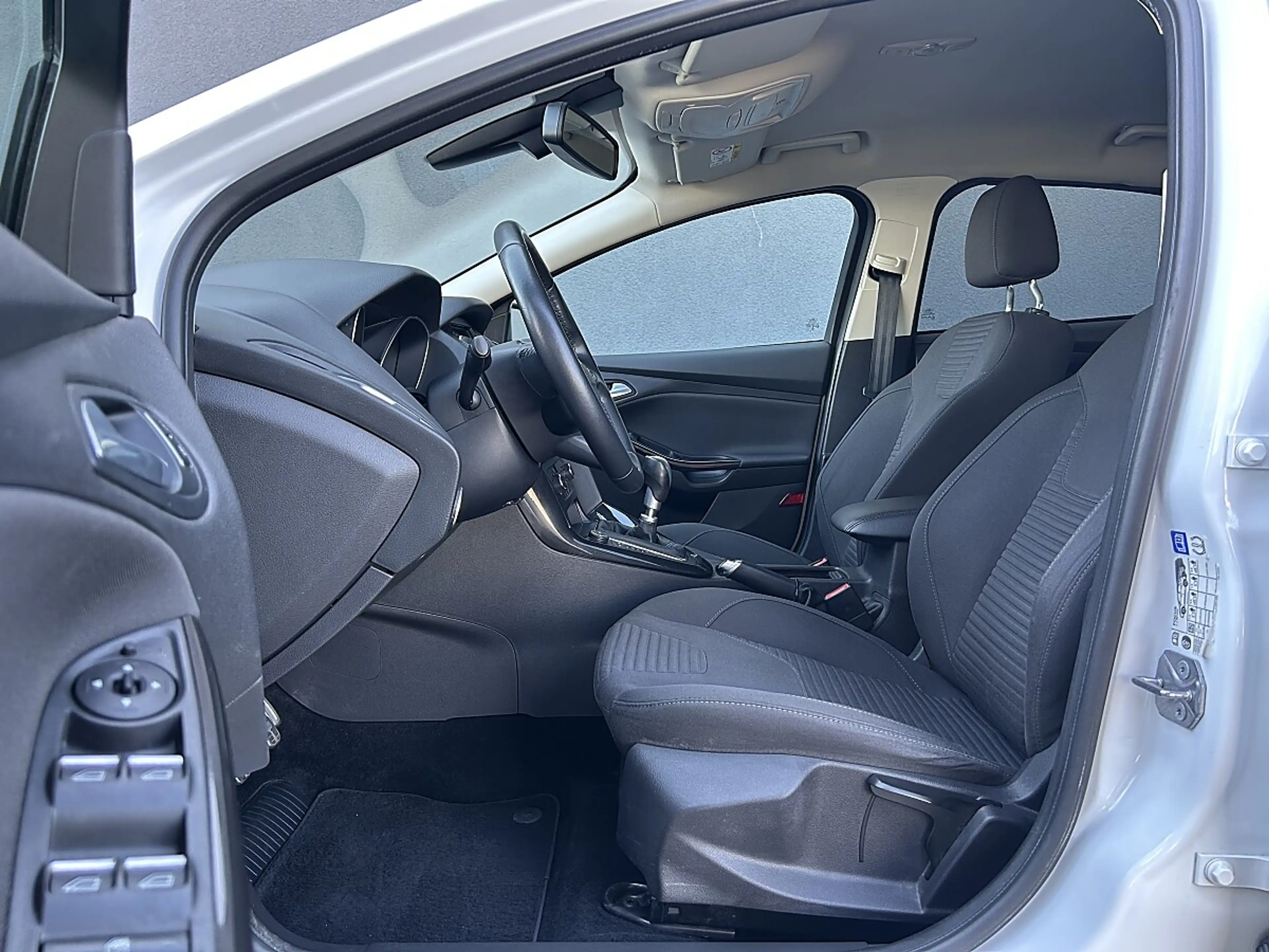Ford Focus 1,0 EcoBoost Titanium / TEMPOMAT / SITZHEIZUNG ... — photo 6