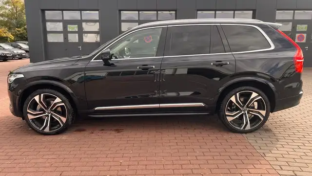 Volvo XC90 view 3