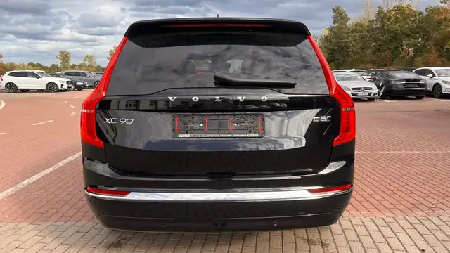 Volvo XC90 view 5
