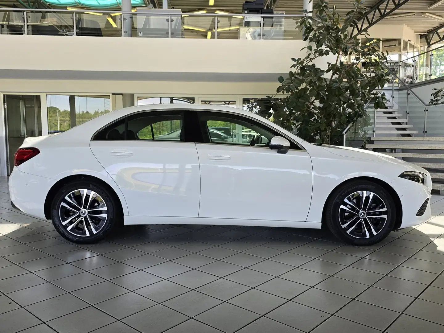 Mercedes-Benz A 180 Limo Progr. Adv. DISTRONIC+STANDHEIZ.+360° Weiß - 2