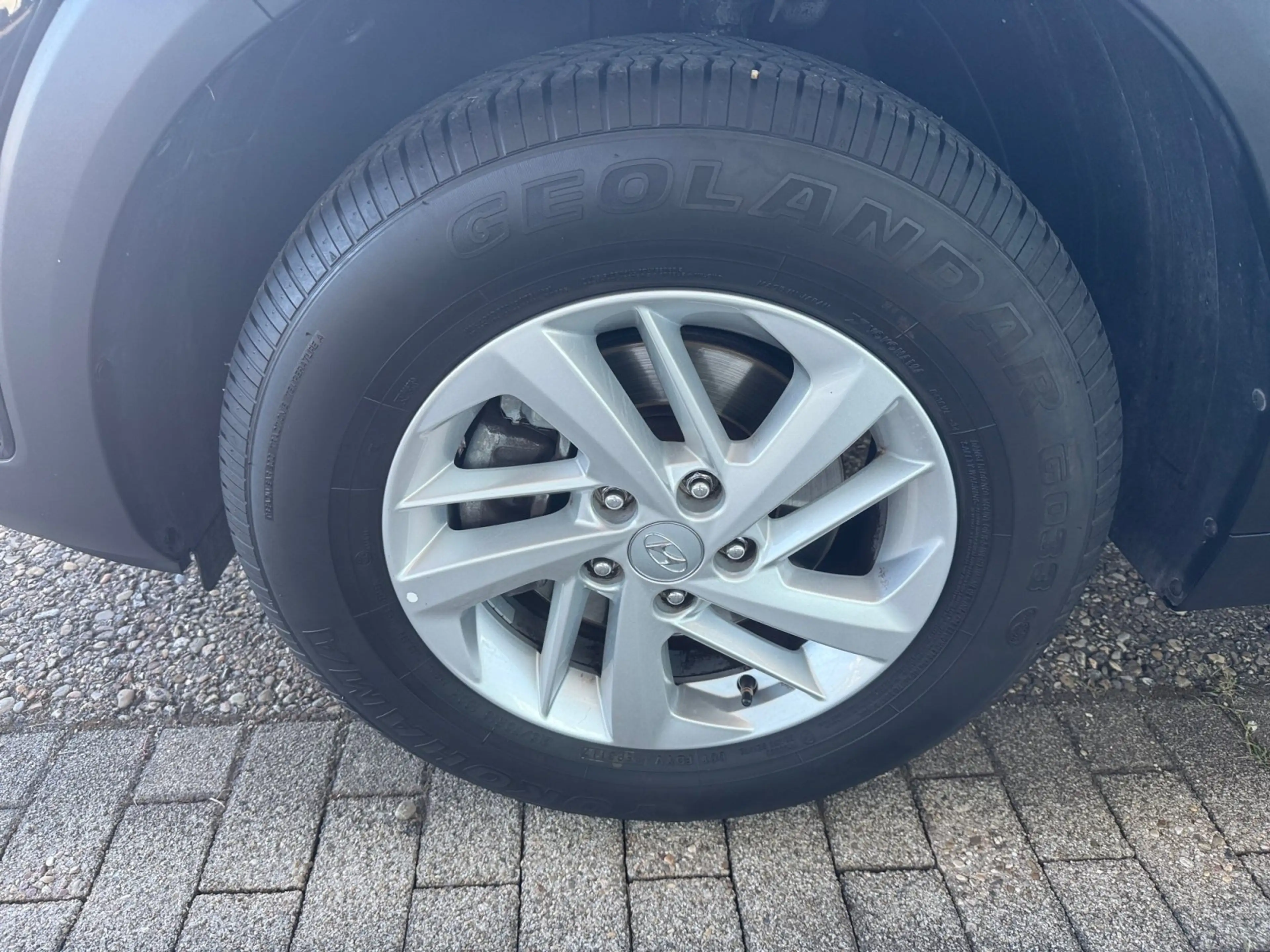 Hyundai TUCSON 1.6Select Navigation 8Fach Bereift* — photo 10