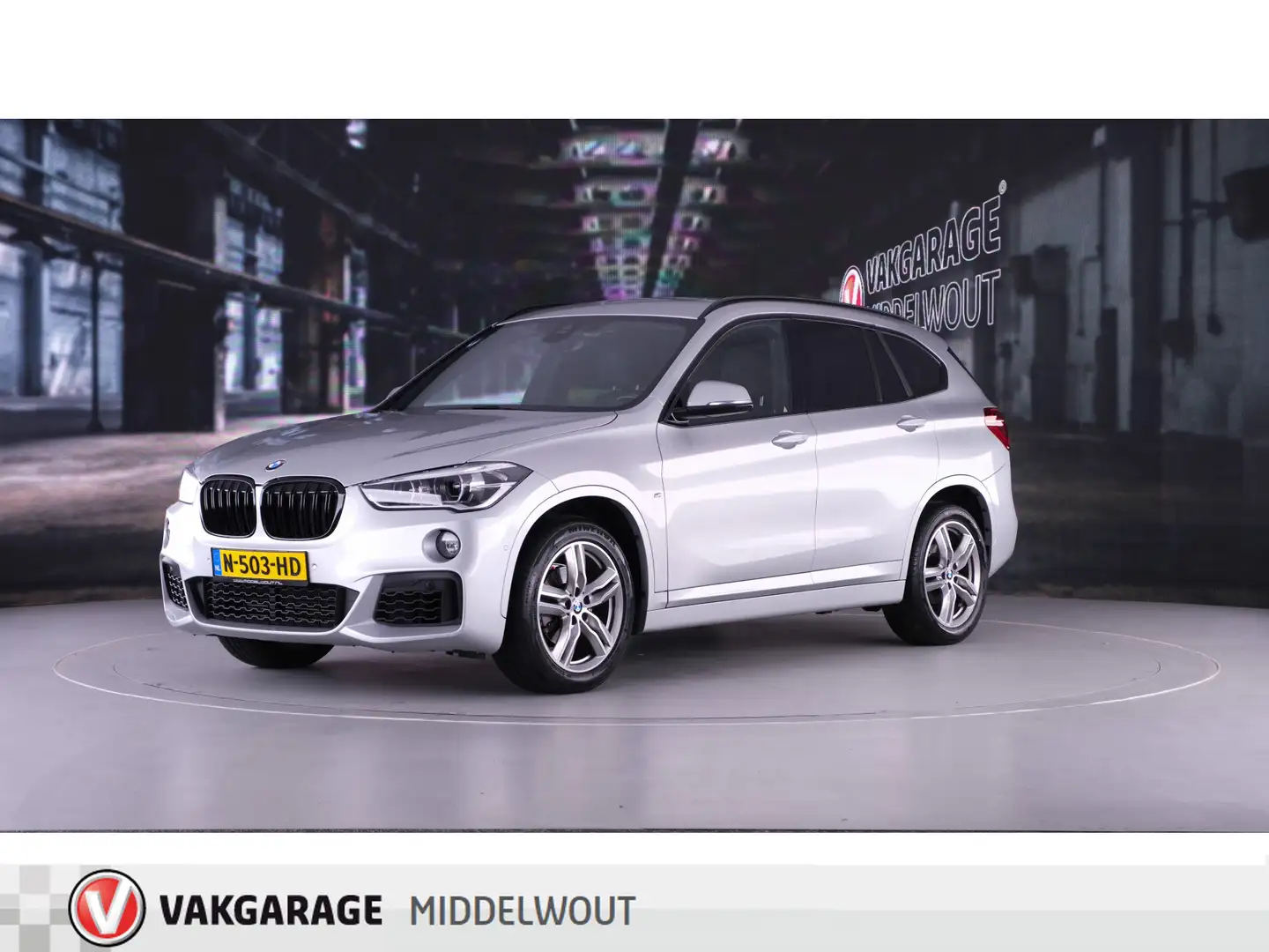 BMW X1 sDrive18i High Exe/M-Pakket/Stoelv/Trekhaak/Navi Grijs - 1